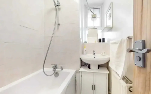 Central & Cosy 2BD Flat Near Canary Wharf