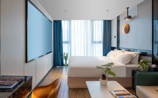 Yibai Light Luxury Hotel