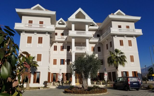 Отель Vila Zeus Албания, Тирана - отзывы, цены и фото номеров - забронировать отель Vila Zeus онлайн вид на фасад