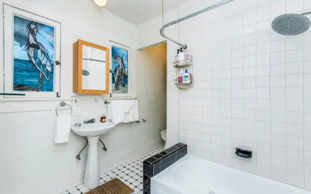 Charming 2 Bedroom Bungalow in Silver Lake