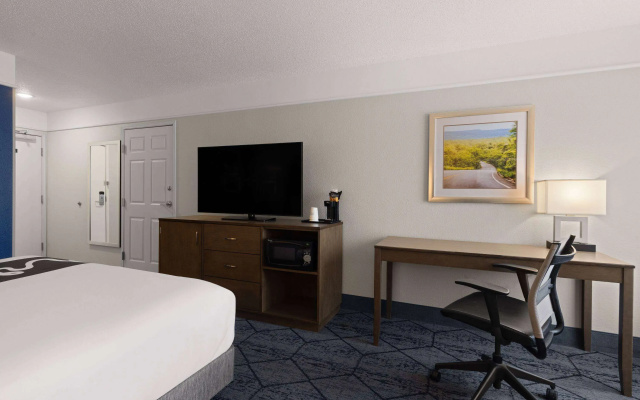 La Quinta Inn and Suites by Wyndham at WaTiki Waterpark