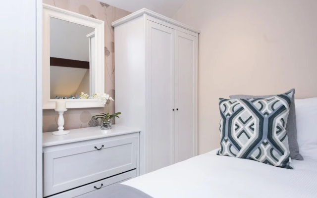 Stylish and Quirky 2BR Maisonette in Fulham