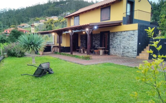 Отель A Casinha de Santa Cruz Санта-Крус вид на фасад