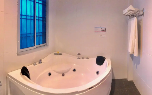 Eight Days Boutique Hotel