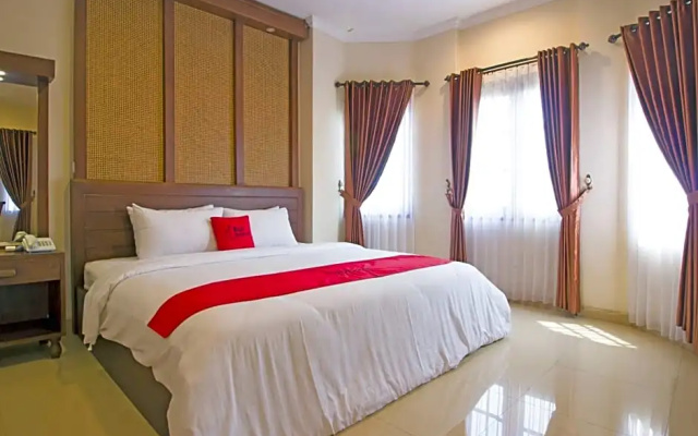 RedDoorz Premium At The Garden Suites Solo