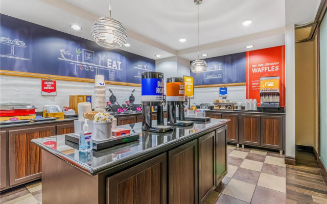 Hampton Inn & Suites Detroit / Airport - Romulus