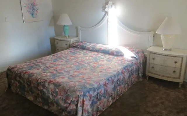 Holiday House Motel