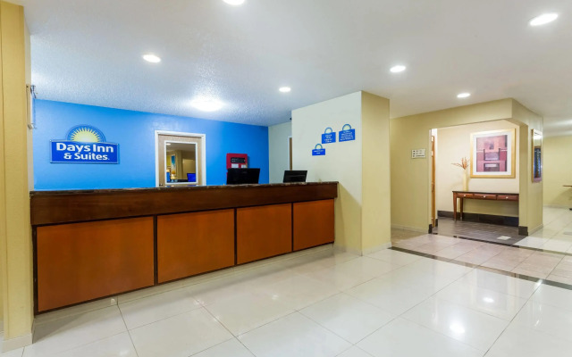 Days Inn & Suites by Wyndham Bloomington/Normal IL
