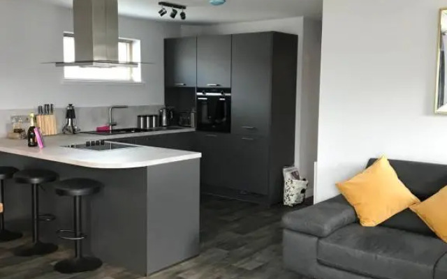 Apt 2, Frasers Close