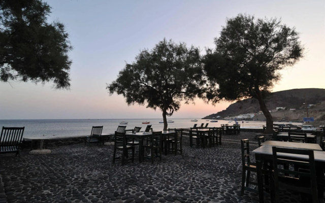 Akrotiri Hotel