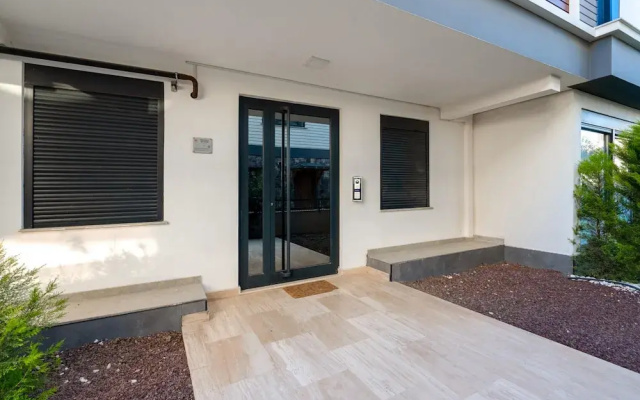 Duplex w Balcony Terrace 5 min to Beach
