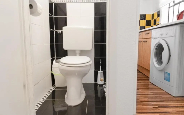 Vivid King Bed Apt - 12 minutes from City Center