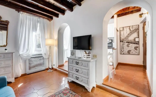 White Coronari Apartment
