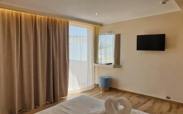 Paradise Hotel & Bar