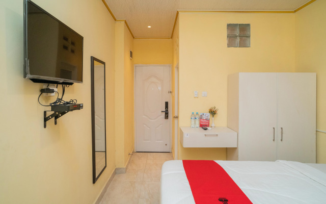 RedDoorz Plus Syariah near Pasar Turi
