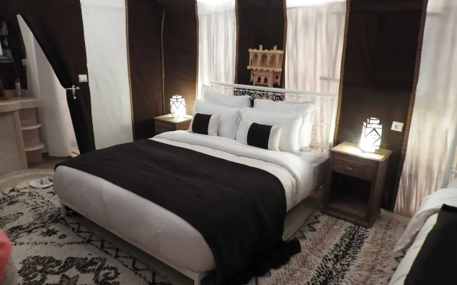 Room-sleeping in a Luxury Tent in Merzou