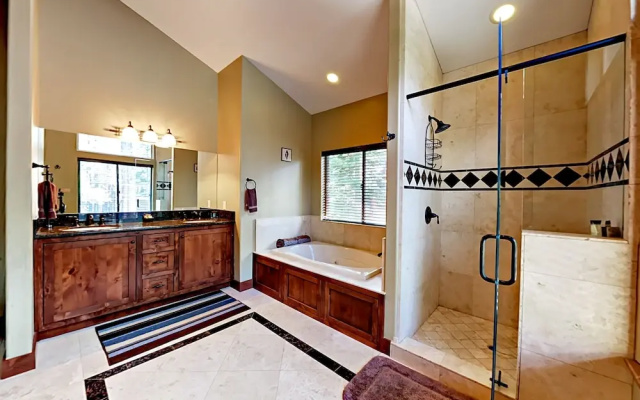 High End Executive Tahoe Home by RedAwning