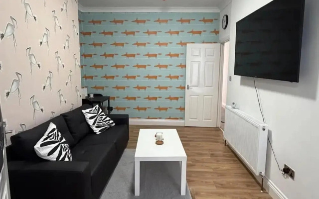 2 Bed Flat - Sleeps 3 - Parking - Wifi
