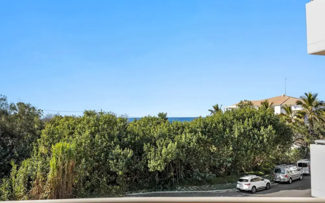 Pristine 2-bed Apartment With Pool and Balcony