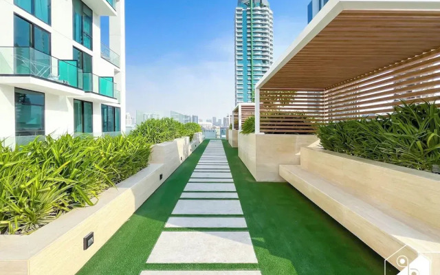 Luxury 1BR Balcony, Pool, Gym Prime Location