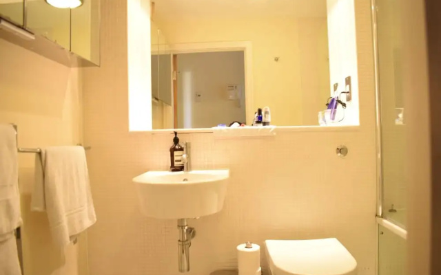 1 Bedroom Flat in Shoreditch With Private Patio
