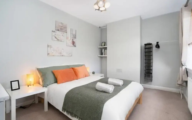 3 Bedroom House - Free Parking