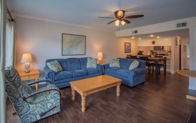 Two-story Condo With Private Deck, Wifi and Courtyard Pool Access