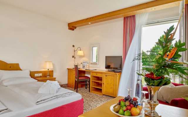 MAXIMILIAN Grand Hotel