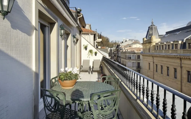 Garibay Terrace Apartment by FeelFree Rentals