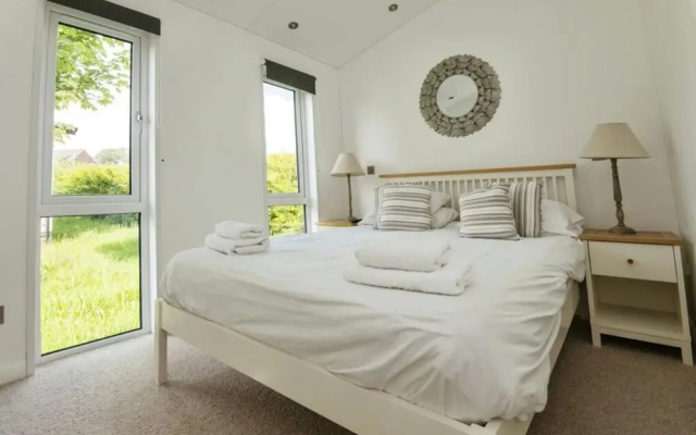 Lodge Sleeps 6 With Private Hot Tub