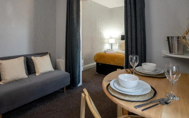 Coasters Hotel & Apartments