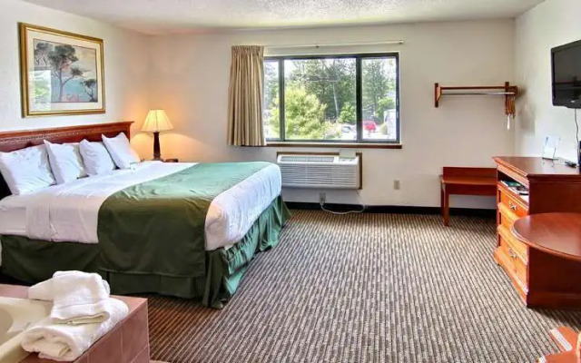 Days Inn & Suites by Wyndham Traverse City