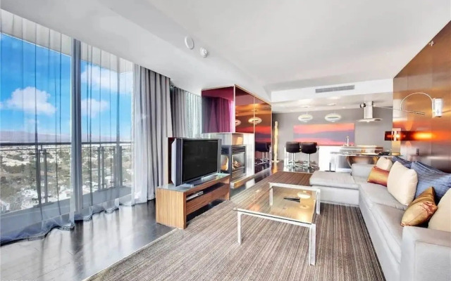 Palms 1 BR Strip View W/ Balcony