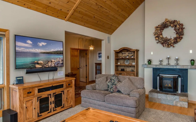 Charming Tahoe Donner Chalet by RedAwning