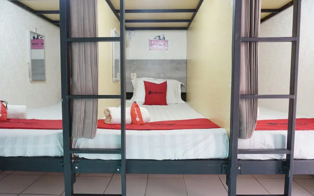 RedDoorz Hostel @ Borobudur Street
