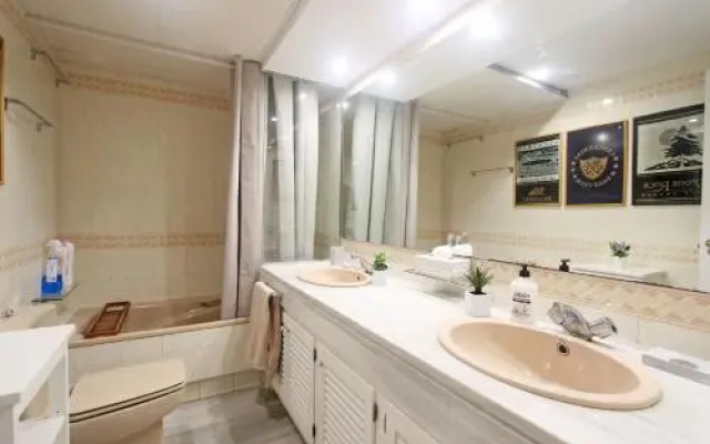 1104 First Line Beach Apartment Golden Beach Pool