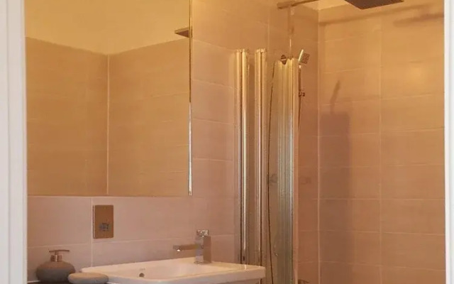 Spacious 1 Bedroom Split Level Old Pub Conversion Tower Bridge