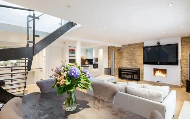 Knightsbridge Central 4th Floor Walk up- Penthouse