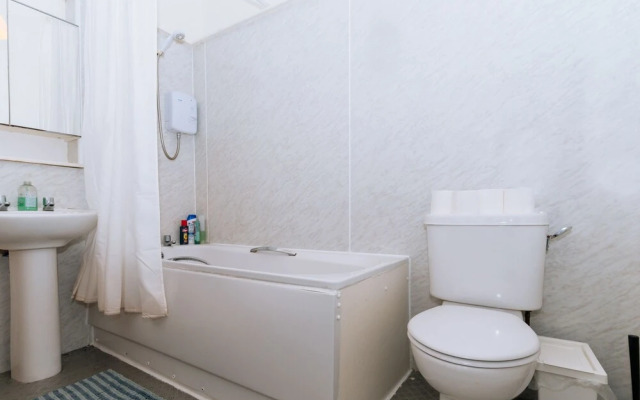 Spacious 4 Bedroom Apartment Near The Meadows/old Town