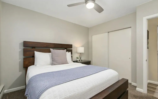 Lavender Suite Relaxed, Walkable Old Town Stay