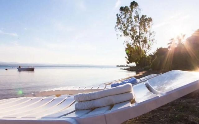 Seafront Luxury Villa w 5-en Suite BR BBQ