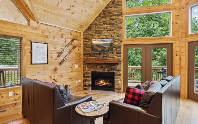 Creekside Manor 3 Bedroom Cabin by RedAwning
