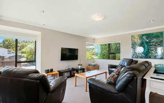 Acacia Bay Getaway - Lake Taupo Holiday Home