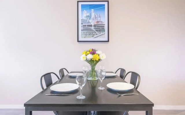 Deluxe Apartments Downtown by BueRentals