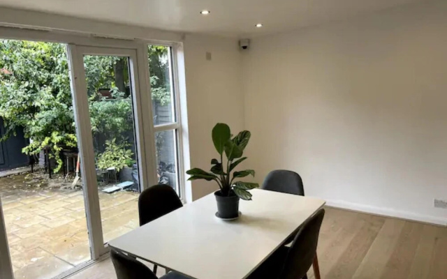 Modern 5 Bedroom Family House - 18 Mins to Station