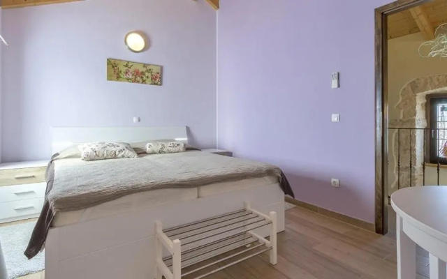 Ive in Orbanići with 5 bedrooms and 2 bathrooms