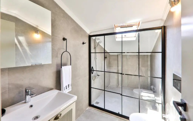 Отель Luff Suites