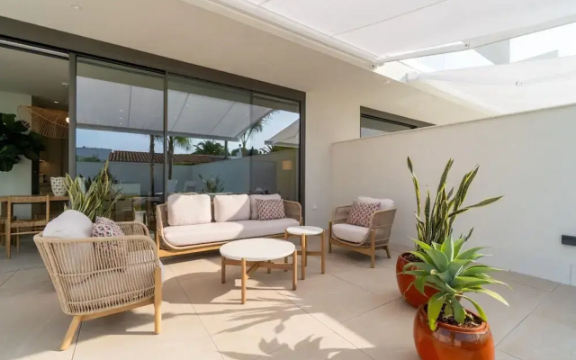 Sunny Villa by Platja Ardiaca