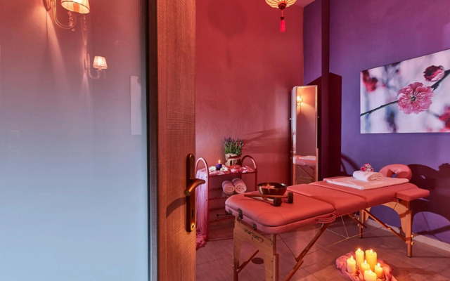 Charming Retro Studio With Shared Pool and View RU