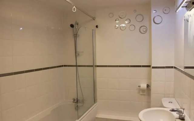 London - 2 Bed Flat - Sleeps 4 - Parking - Wifi